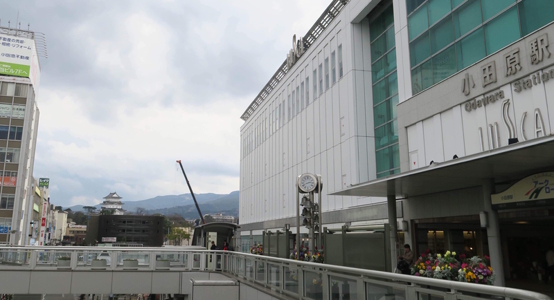 小田原駅東口を出ると、小田原城が見える。駅から小田原城まで歩いて10分ほどの距離だ。筆者撮影