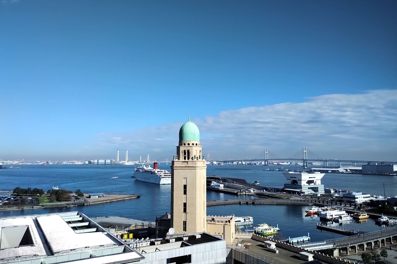「クィーンの塔」と呼ばれる横浜税関と大桟橋。横浜は外国人を迎える「玄関口」であるが、このままでは目的地ではなく“通過点”になってしまう可能性がある。筆者撮影