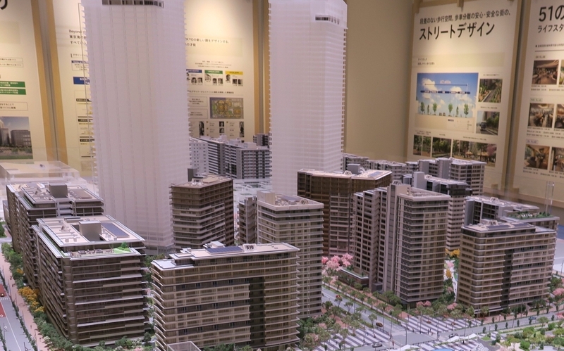 「HARUMI FLAG」の完成予想模型で、中央部で乳白色の建物になっているのが、2棟の超高層棟。販売に関してはまだ“白紙”状態だ。筆者撮影