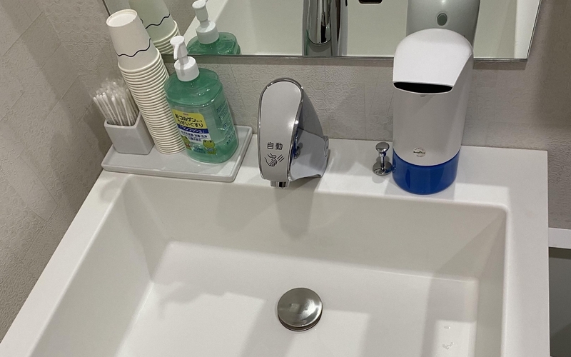 トイレの手洗いはセンサータイプの水栓で。石けんもセンサーで出てくる。筆者撮影