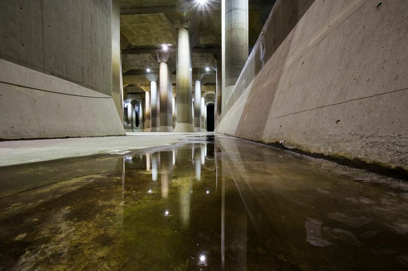 大雨が降ったとき、巨大な調圧水槽となる首都圏外郭放水路。あまりの巨大さに地下神殿に例えられることが多い。