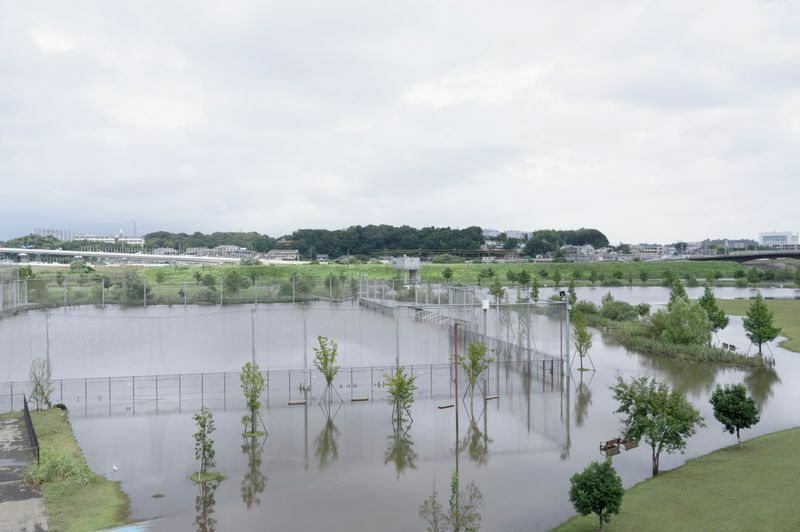 横浜国際総合競技場に隣接する鶴見川の水位が上昇すると、多目的広場に水が入る。2019年ラグビーワールドカップのときも台風19号の大雨で遊水池に水が入り、試合開催が危ぶまれたことがあった。