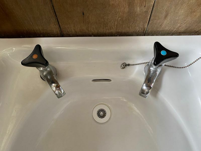 混合水栓ではなく、お湯が出る蛇口と水が出る蛇口が別。温度調整がむずかしそうだが、当時は洗面台でお湯が出るだけで、喜ばれた。筆者撮影