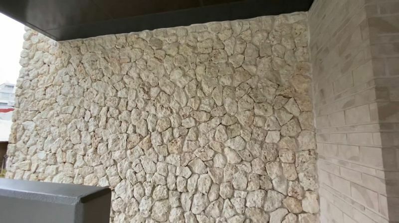 琉球石灰岩をそのまま使用した壁。建物入り口のすぐ横に設けられている。首里城の石畳や石垣と同じ風情だ。筆者撮影