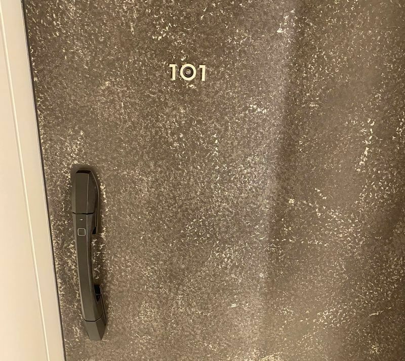 「101」の部屋番号の配置バランスに違和感も。これは、ドアスコープの位置に合わせたもの。すべての住戸のドアに、同様の部屋番号表示が施されている。筆者撮影