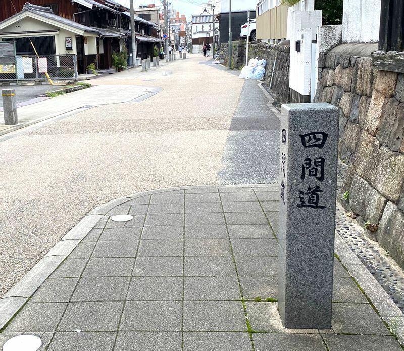 四間道（しけみち）の入り口部分。江戸時代にあっては、とびきり幅広の道だったことがわかる。筆者撮影