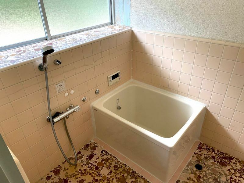 浴槽はレトロだが、給湯設備と水栓金具は新しいものに変更されている。筆者撮影
