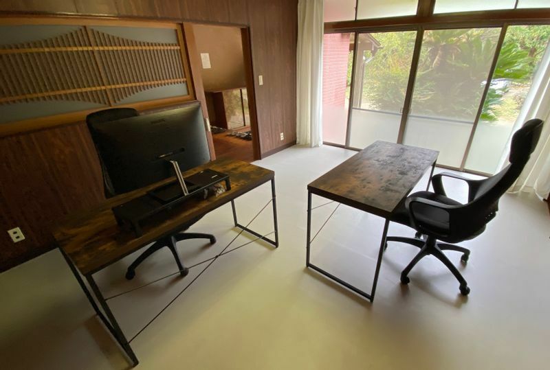 古民家の1部屋はワーケーションができるように机と椅子が用意されている。筆者撮影