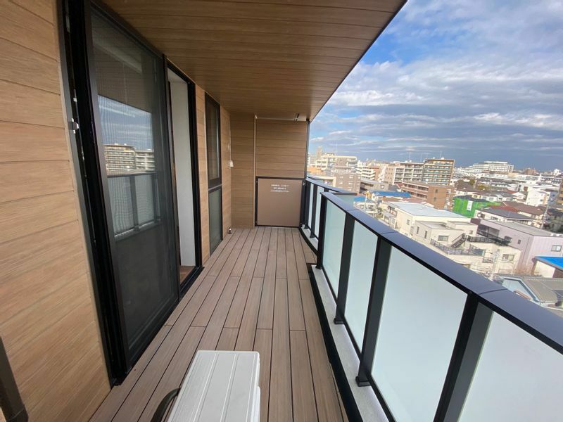ハイブリッド構法で建設された「ブランシエスタ浦安」の最上階は木造になっている。2LDKの家賃は20万円を超える。筆者撮影