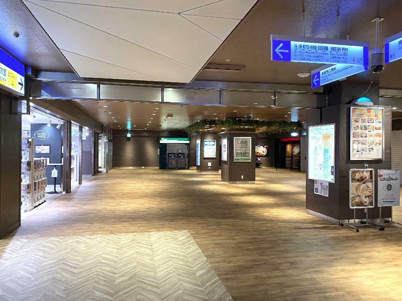 現在の地下通路は、この先行き止まり。地下で丸ノ内線やJRの新宿駅に行こうとすれば、左に曲がり、迂回コースを取らなければならない。筆者撮影