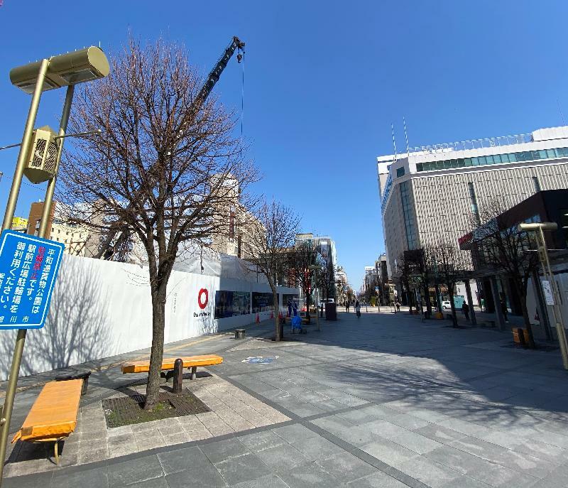 日本で最初の歩行者専用道路でもある「平和通買物公園」。左手にマンション建設現場が見える。筆者撮影
