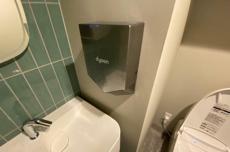 コワーキングスペースに併設されている共用のトイレ内。最新式のハンドドライヤーが備えられていた。筆者撮影
