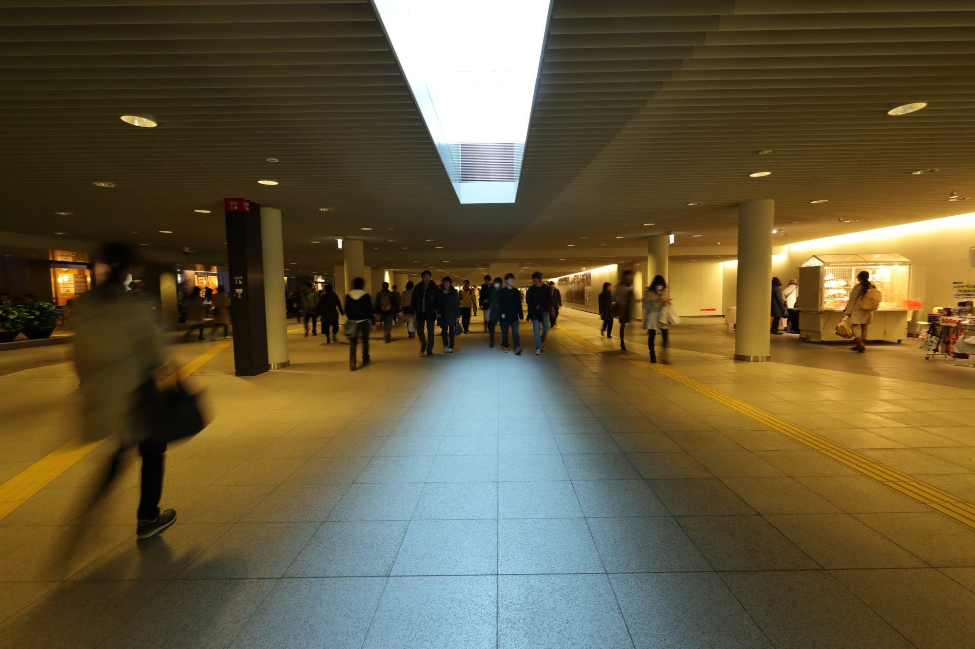 札幌では札幌駅から大通り駅周辺、狸小路、すすきのまで地下街が形成されており、冬は寒い地上を歩く人はまばらだ。