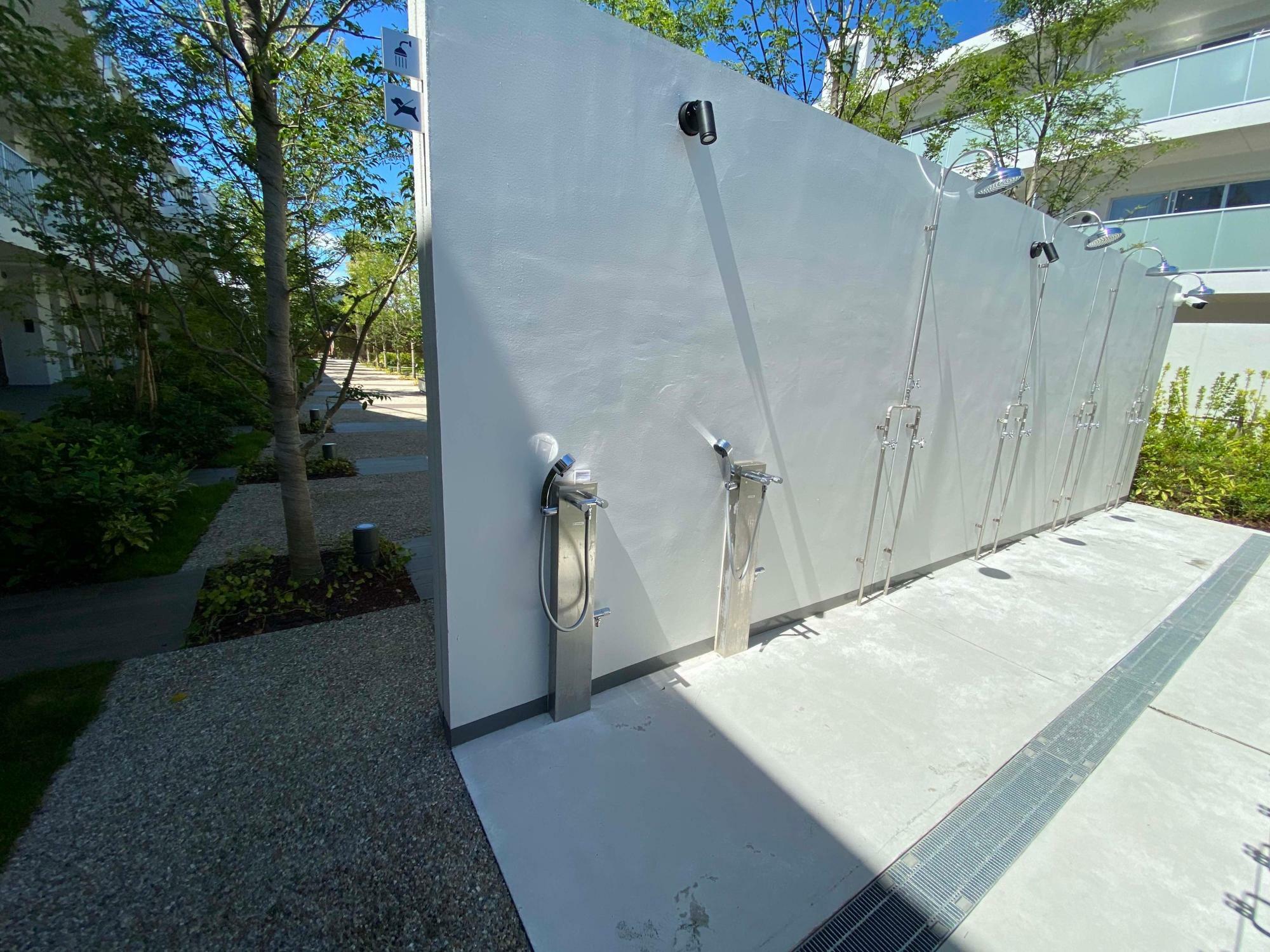 「レ・ジェイド 辻堂東海岸 SEA-SIDE VILLA」の中庭に設置された温水シャワー。サーフボードを洗うこともできる。2020年夏に筆者撮影