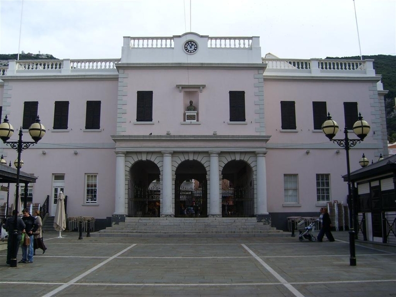 ジブラルタル議会の入り口。色合いが、いかにもリビエラと感じさせる(Wikipediaより)。