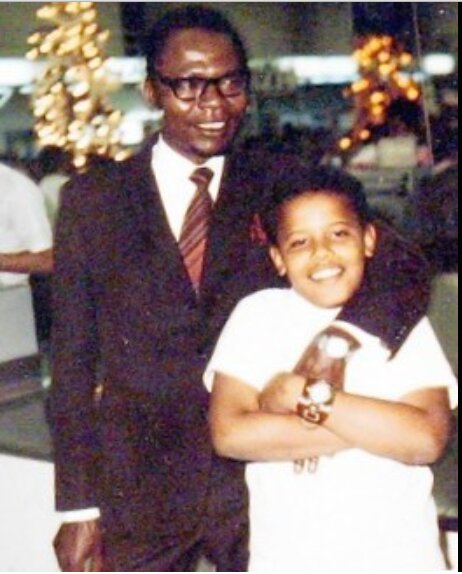 1971年ハワイで。10歳の頃のオバマ氏と父親。Wikipediaより。