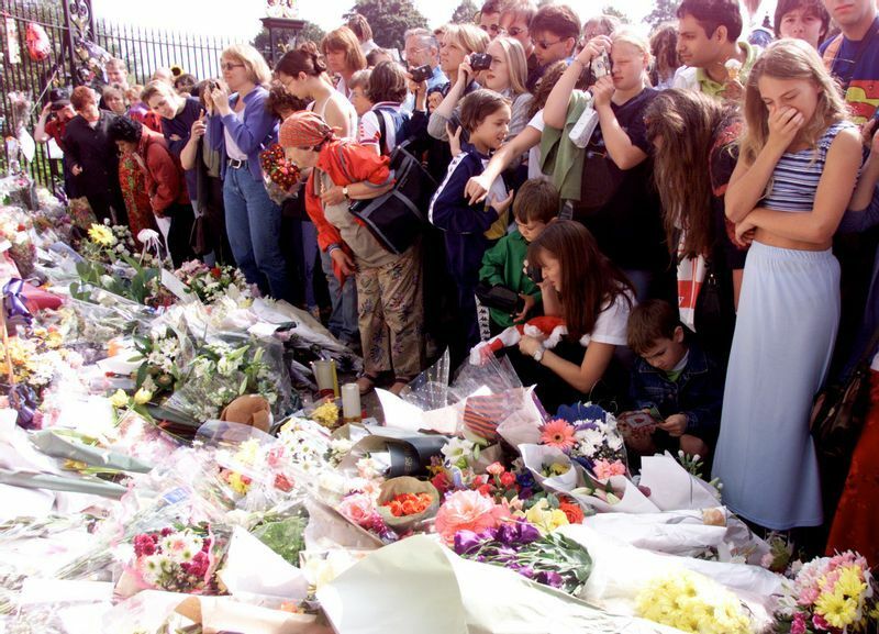 1997年ダイアナ元妃の死で、宮殿に集まる献花と悲しむ人々
