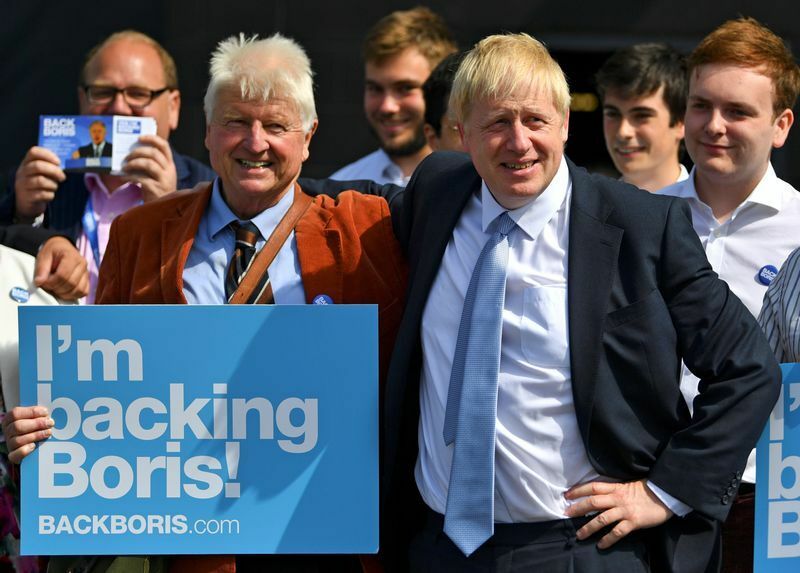 「私はボリスを支持する」と書かれたボードをもつ父親。さすがに息子が首相を目指して本当になった状況ともなれば、自分の親EUの主義は引っ込めたのかもしれない。それにしても似ている。