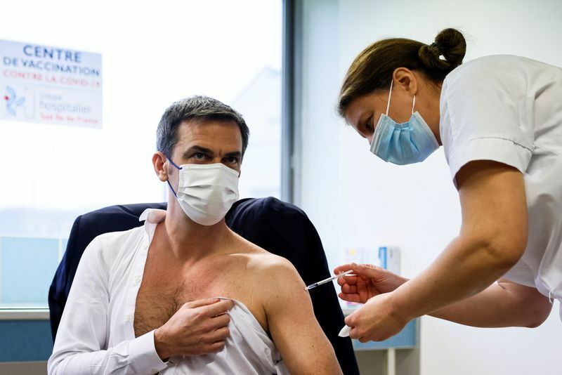２月８日、アストラゼネカ社のワクチンを接種するヴェラン保健大臣。40歳。マクロン大統領43歳。若い二人がコロナ対策を進める。