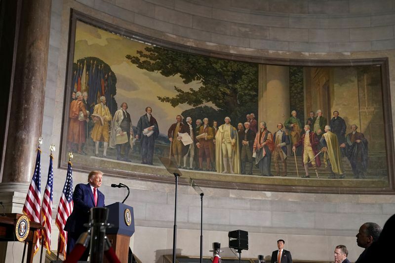 国立公文書館で開催された「ホワイトハウス・アメリカ史カンファレンス」で演説するトランプ大統領