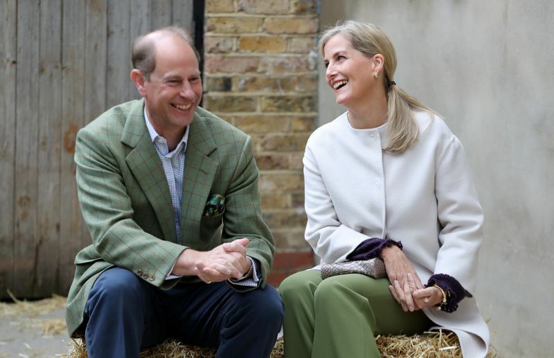 2020年10月、ロンドンの農場を訪問するエドワード王子夫妻。子供には、国王の孫にも関わらず、王子王女の称号がない。でも、仲睦まじい夫妻の様子は、新たな英国王室のシンボルとなるだろうか。