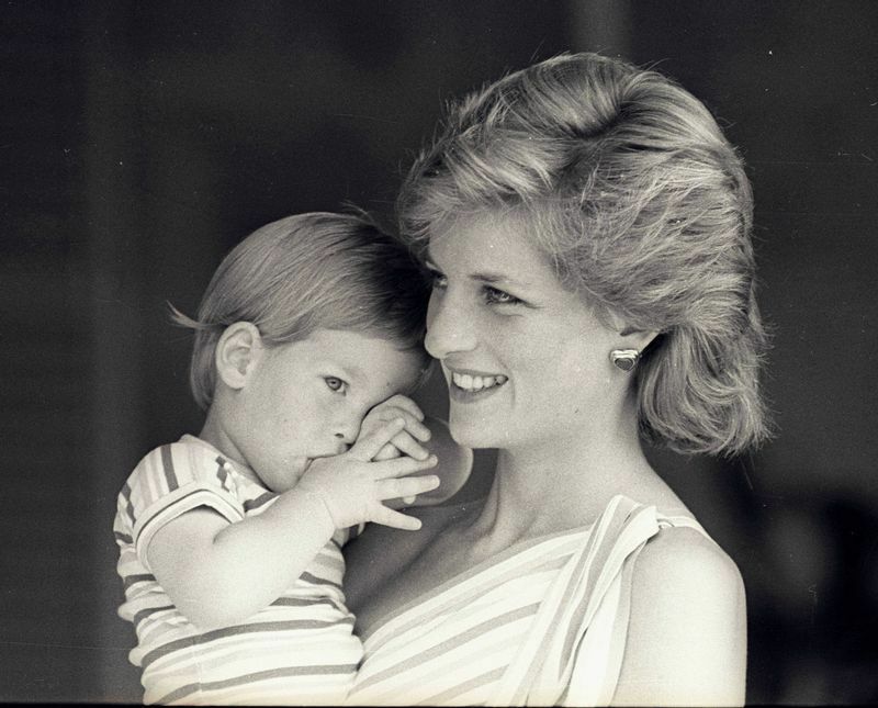1987年6月。あと数ヶ月で３歳になるハリー王子と、翌月26歳になるダイアナ妃。「母が望んでいるのは僕たちの幸せだけ」と言えるハリーは、母に愛された記憶があるのだろう。心から良かったなあと思う。