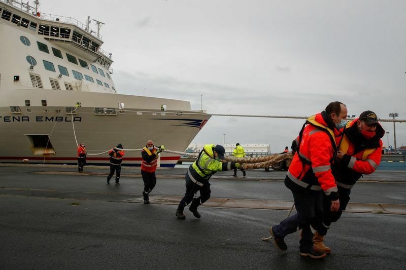 シェルブールに入港したStena Line社のフェリー。船を留める労働者たち。核施設を受け入れるほどに没落したこの地域に、新たな雇用と活況が生まれようとしている。