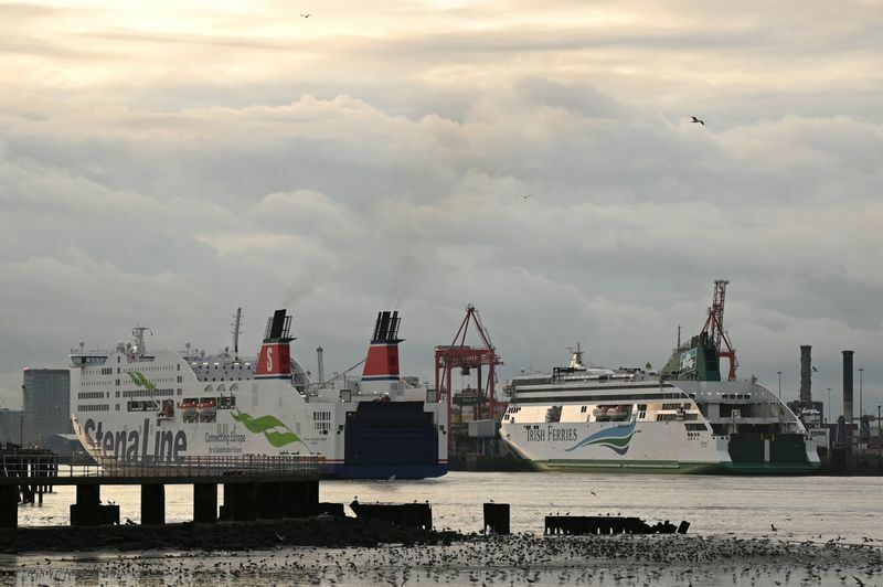 ダブリン港。手前はStena Line社のフェリー、右隣はアイリッシュ・フェリーズ社のフェリー。