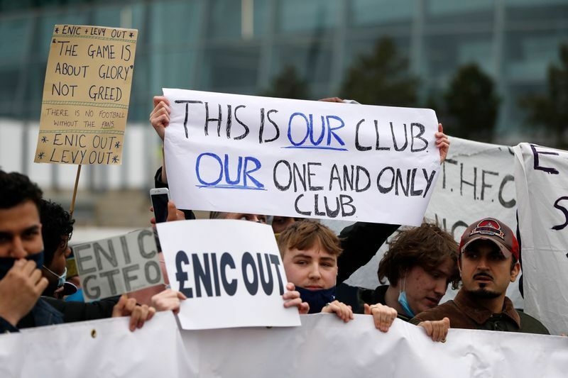 スーパーリーグの創設に反対する英プレミアリーグのトッテナムのファンたち。「私たちのたった一つのクラブだ」と掲げる。４月２１日試合の始まる前に抗議活動。