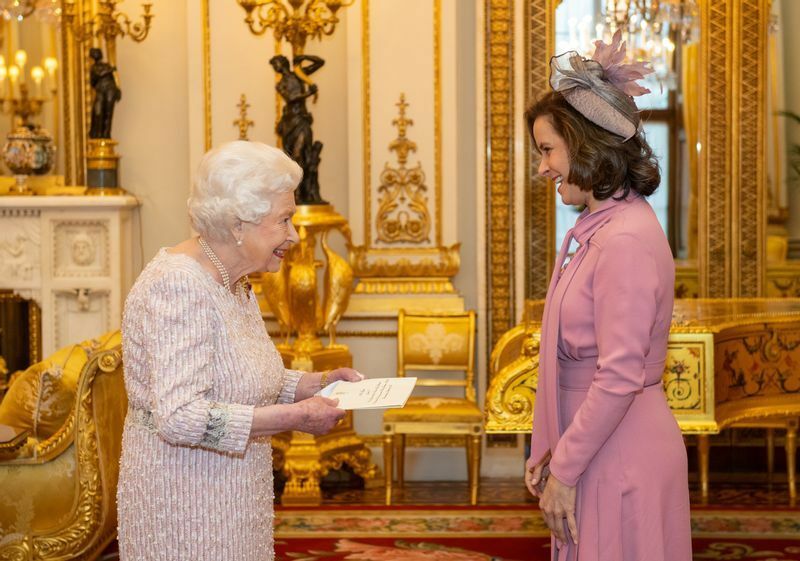 バッキンガム宮殿で、赴任したばかりのパナマ大使と会うエリザベス女王。パナマ国家元首からの信任状を大使から受け取ったところと思われる。2019年12月