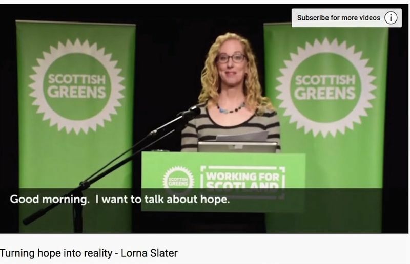 緑の党のローナ・スレーター共同党首。カナダ出身で、再生可能エネルギーのエンジニア。気候変動の研究のために南極への旅行経験もある。同党のyoutubeより。