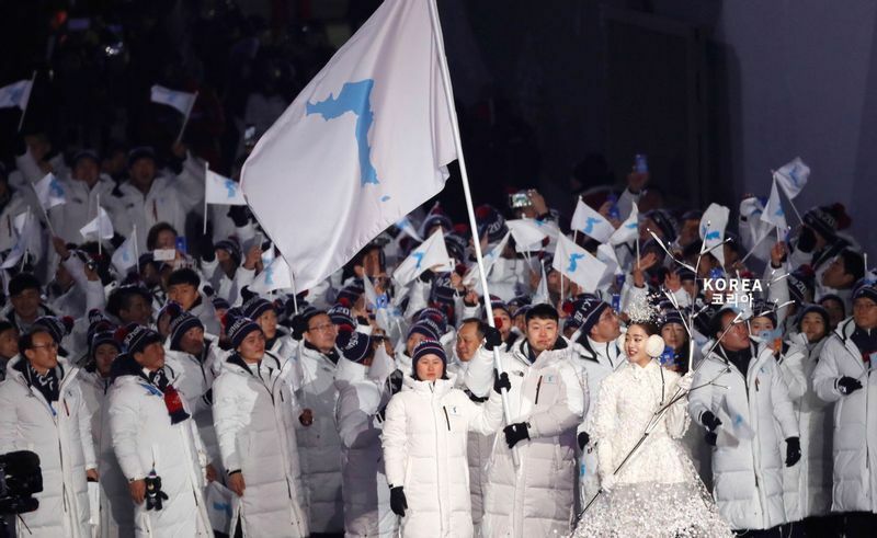 2018年2月平昌冬季オリンピックで、統一旗をもって開会式に臨む選手団