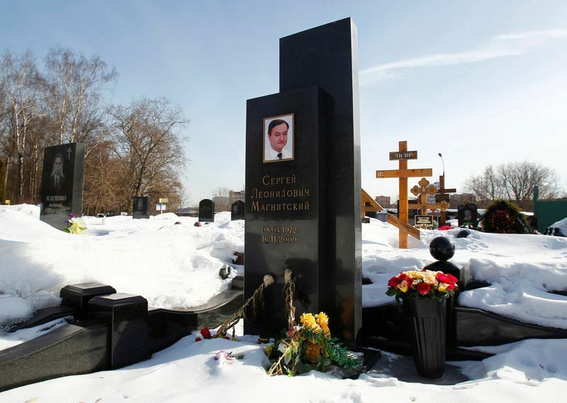 モスクワのプレオブラジェンスキー墓地にあるマグニツキーの墓。2013年冬。アメリカ生まれの友人で、ロシアでビジネスをしていたビル・ブライダーが、彼の死を受けてアメリカでロビー活動をして同法が実現した。