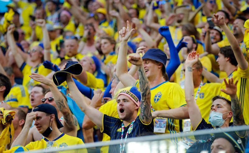 １次リーグE組、６月２３日サンペテルスブルクのスタジアムで行われたスウェーデン対ポーランド戦。満員の観客で行われた。スウェーデンは２９日、ウクライナに敗れた。