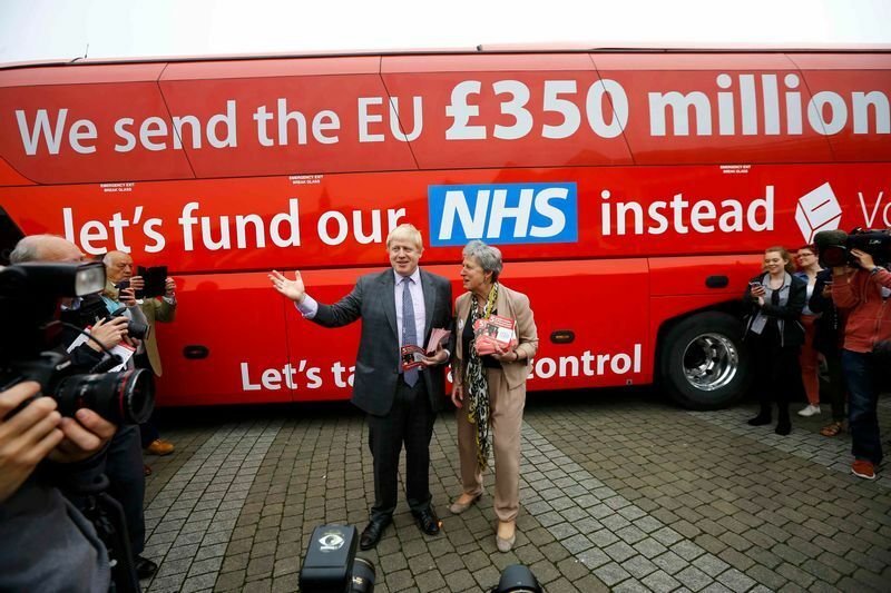 「EUに３億５０００万ポンドも送っている。その分のお金を国民保険NHSに」という、街中を走り回る大型バスによる、大離脱キャンペーンを支持するジョンソン・ロンドン市長（当時）。この数字は大ウソだった。