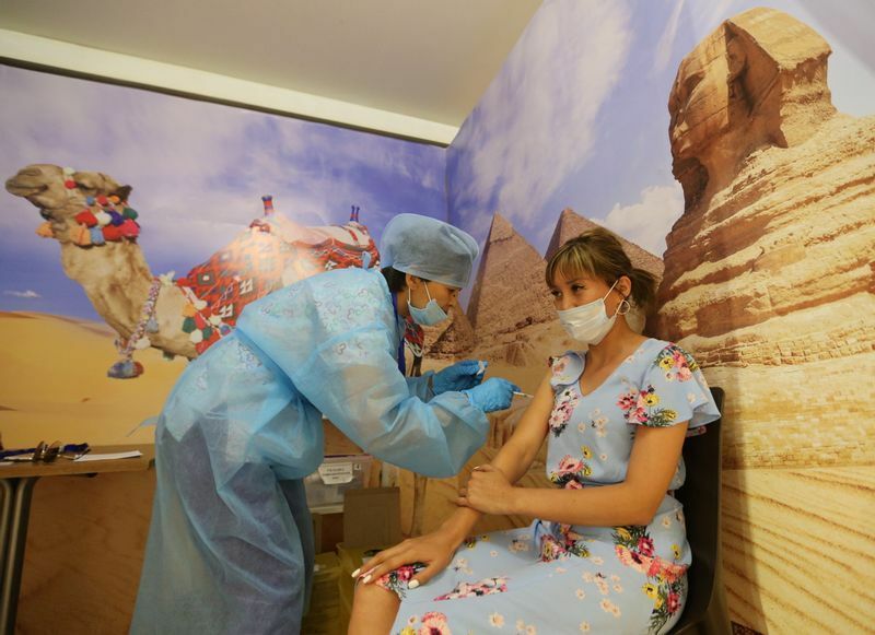 カザフスタンの最大都市アルマトイに存在する巨大パークの中にあるTikTokのスタジオで、ロシア製ワクチンスプートニクVのワクチン接種を受ける女性。６月。