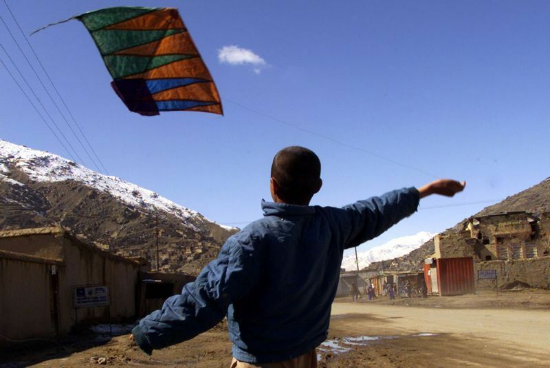 2002年2月カブールで凧揚げをして楽しむ少年。アフガニスタンでは凧揚げは子供に人気のある遊びだ。タリバン政権下ではなぜか禁止されていたが、2001年のタリバン政権崩壊後、再び人気の娯楽となった。