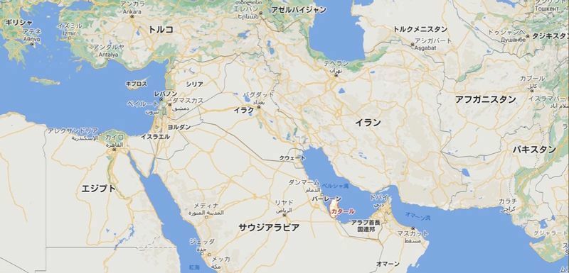 カタールは秋田県ほどの面積。1825年よりサーニー家が支配している。立憲君主制とも絶対王制とも呼ばれる。天然ガスと石油のおかげで、一人当たりのGDPは世界3位(2020年)という豊かな国である。Wikipedia