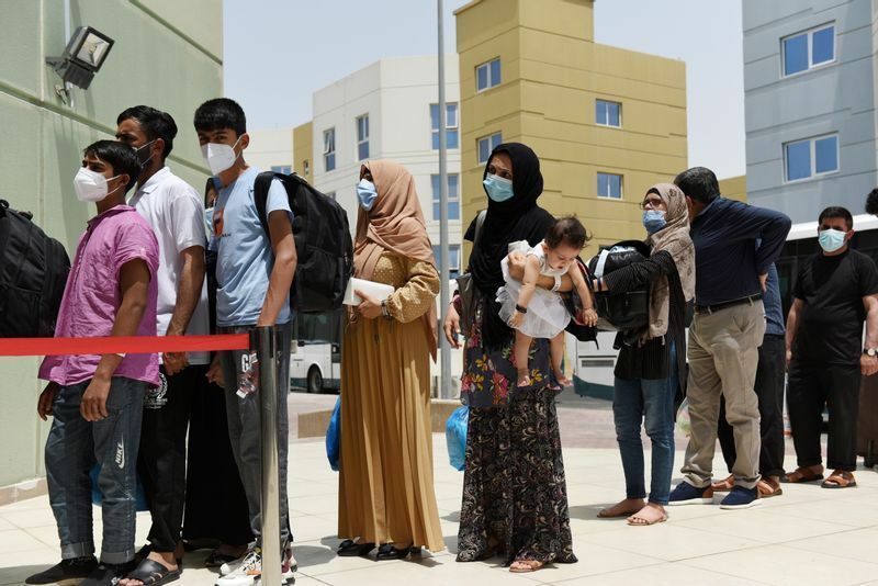 8月28日、アラブ首長国連邦のアブダビにあるエミレーツ・ヒューマニタリアン・シティに到着したアフガニスタンからの避難者たち。