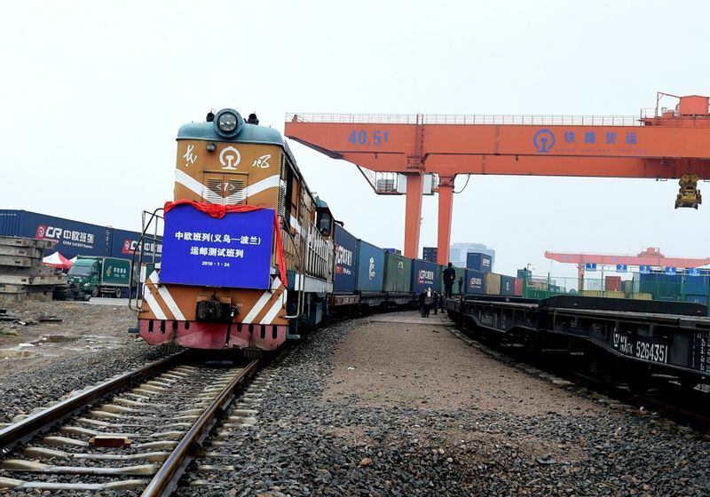 2018年1月24日、中国・浙江省義烏市の鉄道港を出発するポーランド・マラゼヴィツェ行きの貨物列車。日本はかつては大陸に「あじあ」号を走らせた経験があるが、やはり海の戦略のほうが向いているだろうか。
