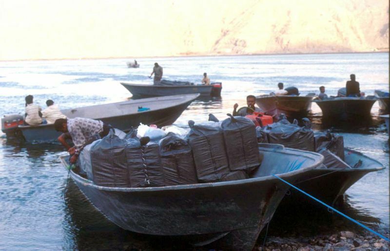 ホルムズ海峡の最も狭い幅は３３キロ。海峡は住民のものでもある。イラン対岸のオマーンのカサブ港でイラン人男性が、海峡を渡ってイランに密輸するタバコを満載した小舟を準備している所。2000年４月。
