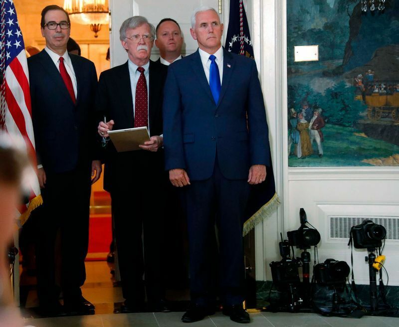 2018年5月8日、ホワイトハウスの外交室で、トランプ大統領がイラン核合意JCPOAから離脱する意向を表明するのを聞く、左からムニューシン財務長官、ボルトン国家安全保障顧問、ペンス副大統領
