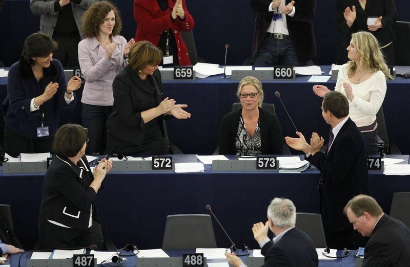 2010年2月、ストラスブールの欧州議会で、EUーUS暫定合意に反対する文書が採決された。文書を書いたオランダ選出の欧州議会議員、プラスシャート氏に同僚から拍手が起こった。