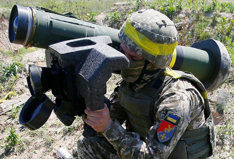 2021年5月、ウクライナのリウネ近郊にあるウクライナ陸軍の訓練センターで行われた軍事演習で、ジャベリンミサイルシステムを手にする兵士。