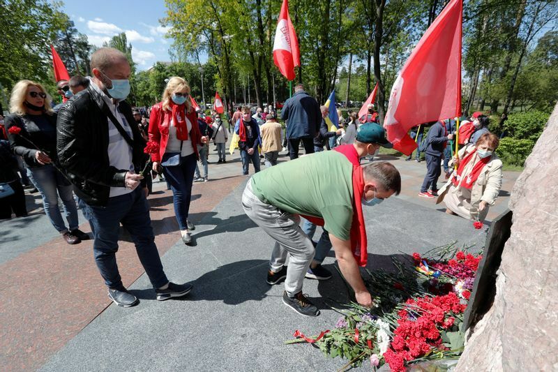 2020年5月キエフで、第2次大戦でナチスに戦勝した75周年を祝う。新型コロナ感染拡大の中、マスクをつけて各地で戦勝記念日が祝われた。