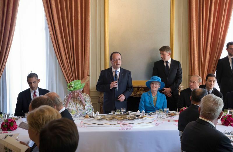 2014年の式典は上陸70周年記念だった。公式昼食会で、オランド大統領と、向かって右にマルグレーテ2世オランダ女王、プーチン大統領、左にエリザベス2世英女王にオバマ大統領。