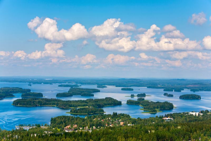 フィンランドの旧東スオミ州。湖に点在する島々がある美しい風景