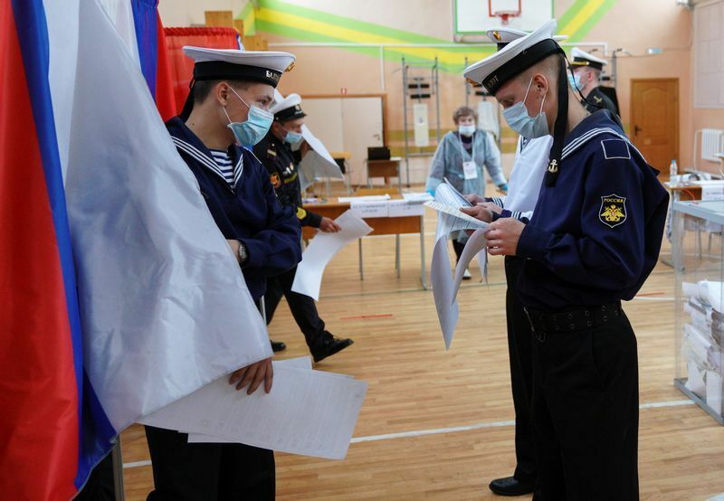 2021年9月17日、バルチック艦隊のロシア軍人が、カリーニングラードで下院議員選挙に投票する様子。戦争になったら、まだあどけない、こんなに若い子たちが戦場で戦うのだろうか。