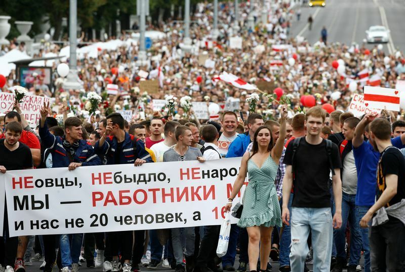 2020年8月14日ミンスクで、警察の暴力に抗議、大統領選挙の結果を拒否する反対デモ。「羊でも群れでも小さな人々でもない。私達はミンスクトラクター工場の労働者、20人ではなく１万6000人いる」とある