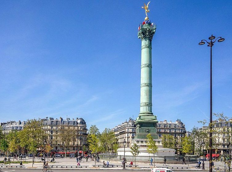 パリのバスティーユ広場。最近は専用レーンを自転車が暴走族のように飛ばしている光景が普通になった。Wikipediaより
